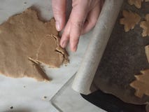 Pr?paration des biscuits de gingembre coupent le vieux couteau sous forme de biscuits d'un coeur et d'arbre de No?l image stock Pr?paration des biscuits de gingembre coupent le vieux couteau sous forme de biscuits d'un coeur et d'arbre de No?l image stock