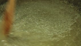 Pr?parer la gel?e pour la mousse de chocolat avec la gel?e orange Pr?parer la gel?e pour la mousse de chocolat avec la gel?e orange