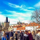 Praag, Tsjechische Republiek - 31 December, 2017: Mensen die op historisch Charles Bridge lopen stock afbeeldingen Praag, Tsjechische Republiek - 31 December, 2017: Mensen die op historisch Charles Bridge lopen stock afbeeldingen