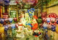Praag, Tsjechische Republiek - 31 December, 2017: Wijnglazen van Boheems glas in de winkel, Praag, Tsjechische Republiek stock fotografie Praag, Tsjechische Republiek - 31 December, 2017: Wijnglazen van Boheems glas in de winkel, Praag, Tsjechische Republiek stock fotografie