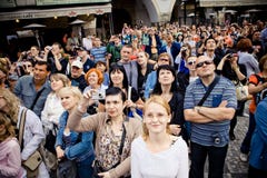 Praag, Tsjechische Republiek, Mei 2010: Een menigte van toeristen kijkt omhoog aan de oude astronomische klok royalty-vrije stock foto's Praag, Tsjechische Republiek, Mei 2010: Een menigte van toeristen kijkt omhoog aan de oude astronomische klok royalty-vrije stock foto's
