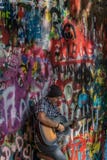 Praag, Tsjechische Republiek - 10 September, 2019: Straat Busker die Beatles-liederen voor John Lennon Wall uitvoeren royalty-vrije stock afbeelding Praag, Tsjechische Republiek - 10 September, 2019: Straat Busker die Beatles-liederen voor John Lennon Wall uitvoeren royalty-vrije stock afbeelding