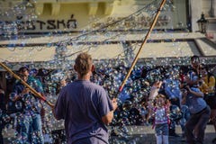 Praag, Tsjechische Republiek - 17 September, 2019: Straatuitvoerder die kleurrijke bellen maken om te onderhouden mensen bij stock fotografie Praag, Tsjechische Republiek - 17 September, 2019: Straatuitvoerder die kleurrijke bellen maken om te onderhouden mensen bij stock fotografie