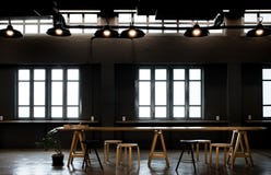Praca stół w ciemnego loft cukiernianym projekcie z okno zdjęcie stock Praca stół w ciemnego loft cukiernianym projekcie z okno zdjęcie stock