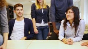 Praca zespołowa w uniwersyteckiej sala lekcyjnej zbiory Praca zespołowa w uniwersyteckiej sala lekcyjnej zbiory