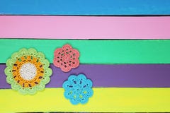 Prachtig haakt doilies op kleurrijke houten lijst stock foto Prachtig haakt doilies op kleurrijke houten lijst stock foto