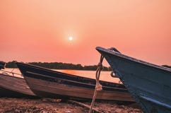 Prachtig landschap van oude die boten in Pantanal, Brazilië worden verankerd royalty-vrije stock afbeelding Prachtig landschap van oude die boten in Pantanal, Brazilië worden verankerd royalty-vrije stock afbeelding