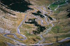 Prachtige bergmening berg windende weg met vele draaien in de herfstdag Transfagarasanweg, de mooiste weg binnen royalty-vrije stock foto's Prachtige bergmening berg windende weg met vele draaien in de herfstdag Transfagarasanweg, de mooiste weg binnen royalty-vrije stock foto's