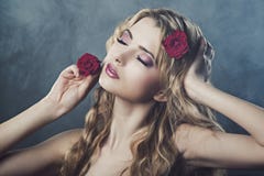 Pracowniany portret młoda kobieta z różami w dymu obraz stock Pracowniany portret młoda kobieta z różami w dymu obraz stock