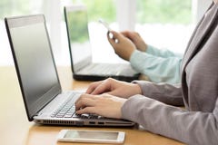 Pracownicy W Ruchliwie Kreatywnie biurze zdjęcia stock Pracownicy W Ruchliwie Kreatywnie biurze zdjęcia stock