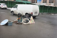 Pracownik otwierał ląg w ulicie eliminować sytuację awaryjną obraz stock Pracownik otwierał ląg w ulicie eliminować sytuację awaryjną obraz stock