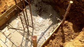 Pracownika budowlanego dolewania beton wewnątrz kolumny pudełko zbiory wideo Pracownika budowlanego dolewania beton wewnątrz kolumny pudełko zbiory wideo
