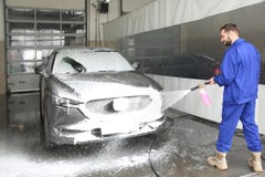 Pracownika cleaning samoch?d z wysoko?? naciska wodnym strumieniem zdjęcie stock Pracownika cleaning samoch?d z wysoko?? naciska wodnym strumieniem zdjęcie stock