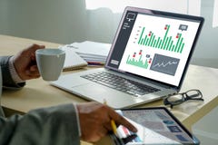 pracuje ci??kich dane analityka statystyk Ewidencyjnego biznesu technologi? zdjęcie stock pracuje ci??kich dane analityka statystyk Ewidencyjnego biznesu technologi? zdjęcie stock