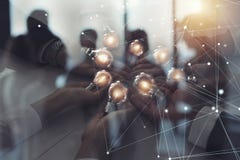 Pracy zespołowej i brainstorming pojęcie z biznesmenami które dzielą pomysł z lampą z siecią wykłada Pojęcie zdjęcia royalty free Pracy zespołowej i brainstorming pojęcie z biznesmenami które dzielą pomysł z lampą z siecią wykłada Pojęcie zdjęcia royalty free