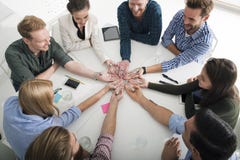 Pracy zespołowej i brainstorming pojęcie z biznesmenami które dzielą pomysł z lampą Pojęcie rozpoczęcie fotografia stock Pracy zespołowej i brainstorming pojęcie z biznesmenami które dzielą pomysł z lampą Pojęcie rozpoczęcie fotografia stock