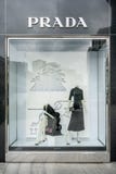 Prada compera a Emquatier, Bangkok, Tailandia, il 29 giugno 2018 immagine stock libera da diritti Prada compera a Emquatier, Bangkok, Tailandia, il 29 giugno 2018 immagine stock libera da diritti