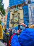 Prag, Tschechische Republik - 30. Dezember 2017: Gruppe von Personen, die Fotos an Vaclavlske-namnesti in Prag macht stockfotos Prag, Tschechische Republik - 30. Dezember 2017: Gruppe von Personen, die Fotos an Vaclavlske-namnesti in Prag macht stockfotos