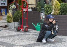 Prag, Tschechische Republik - 14. März 2017: Der Studenten-Asian-Mädchenphotograph, der Aufmerksamkeit lernt, machen Foto für Hob lizenzfreies stockfoto Prag, Tschechische Republik - 14. März 2017: Der Studenten-Asian-Mädchenphotograph, der Aufmerksamkeit lernt, machen Foto für Hob lizenzfreies stockfoto