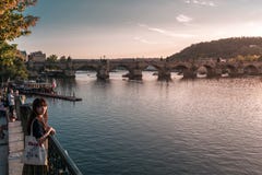 Prag, Tschechische Republik - 10. September 2019: Junge asiatische Frauenstellung nahe bei dem die Moldau-Fluss während des Sonne stockfoto Prag, Tschechische Republik - 10. September 2019: Junge asiatische Frauenstellung nahe bei dem die Moldau-Fluss während des Sonne stockfoto