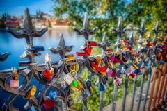 Prag-Verschlüsse der Liebe mit Blick auf Prag-Schloss lizenzfreies stockfoto Prag-Verschlüsse der Liebe mit Blick auf Prag-Schloss lizenzfreies stockfoto