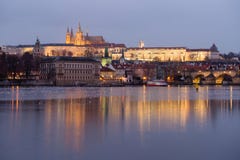 Praga kasztel zaświecający nocą zaświeca w republika czech obraz royalty free Praga kasztel zaświecający nocą zaświeca w republika czech obraz royalty free