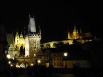 Praga por noche con Charles Bridge y el castillo fotos de archivo Praga por noche con Charles Bridge y el castillo fotos de archivo