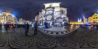Praga - 2018: Pulso de disparo astronômico de Praga na noite outono panorama 3D esférico com ângulo de visão 360 Apronte para o r imagem de stock royalty free Praga - 2018: Pulso de disparo astronômico de Praga na noite outono panorama 3D esférico com ângulo de visão 360 Apronte para o r imagem de stock royalty free