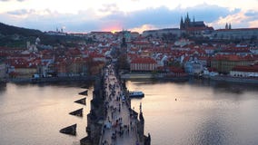 Praga, repubblica Ceca Il paesaggio di lasso di tempo al fiume della Moldava e di Charles Bridge al tramonto forma la torre del p video d archivio Praga, repubblica Ceca Il paesaggio di lasso di tempo al fiume della Moldava e di Charles Bridge al tramonto forma la torre del p video d archivio