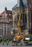 Praga, repubblica Ceca - 10 settembre 2019: Riposo turistico su un banco nella vecchia piazza dei lavoratori di attimo di Praga immagine stock Praga, repubblica Ceca - 10 settembre 2019: Riposo turistico su un banco nella vecchia piazza dei lavoratori di attimo di Praga immagine stock