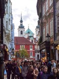 Praga, republika czech - Październik 30, 2018 A tłum turystyczny spacer wzdłuż Karlova ulicy w spadku popołudniu Karlova ulica je obrazy royalty free Praga, republika czech - Październik 30, 2018 A tłum turystyczny spacer wzdłuż Karlova ulicy w spadku popołudniu Karlova ulica je obrazy royalty free