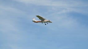 Praga, República Checa - 6 de junio de 2017: Aviones de Cessna en final con el aterrizaje del cielo de la nube Praga, República Checa - 6 de junio de 2017: Aviones de Cessna en final con el aterrizaje del cielo de la nube