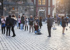 Praga, República Checa - 15 de março de 2017: Turistas que tomam imagens do pulso de disparo astronômico medieval famoso em Praga imagens de stock royalty free Praga, República Checa - 15 de março de 2017: Turistas que tomam imagens do pulso de disparo astronômico medieval famoso em Praga imagens de stock royalty free
