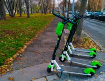 Praga, República Checa 1 de noviembre de 2018 - las vespas eléctricas para el alquiler están en un parque en Praga fotografía de archivo libre de regalías Praga, República Checa 1 de noviembre de 2018 - las vespas eléctricas para el alquiler están en un parque en Praga fotografía de archivo libre de regalías