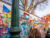 PRAGA, REPÚBLICA CHECA - FEVEREIRO 20,2018: Lennon Wall desde os anos 80 é enchida com o John Lennon-inspirou grafittis e partes imagem de stock PRAGA, REPÚBLICA CHECA - FEVEREIRO 20,2018: Lennon Wall desde os anos 80 é enchida com o John Lennon-inspirou grafittis e partes imagem de stock
