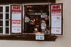 Prague, aliments de préparation rapide de République Tchèque, - 17 février 2018 - chauds et froids je photos libres de droits Prague, aliments de préparation rapide de République Tchèque, - 17 février 2018 - chauds et froids je photos libres de droits