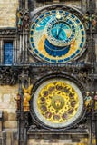 Prague den astronomiska klockan monterade på den sydliga väggen av det gamla stadshuset i den gamla stadfyrkanten arkivbild Prague den astronomiska klockan monterade på den sydliga väggen av det gamla stadshuset i den gamla stadfyrkanten arkivbild