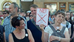 Prague, République Tchèque, le 11 juin 2019 : Démonstration de foule de personnes contre le premier ministre Andrej Babis, une ba banque de vidéos Prague, République Tchèque, le 11 juin 2019 : Démonstration de foule de personnes contre le premier ministre Andrej Babis, une ba banque de vidéos