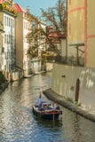 Prague, République Tchèque - 10 septembre 2019 : couples sur un canal romantique de Certovka de trought de croisière images stock Prague, République Tchèque - 10 septembre 2019 : couples sur un canal romantique de Certovka de trought de croisière images stock