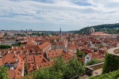 Prague& x27; tejados de s en el verano imágenes de archivo libres de regalías Prague& x27; tejados de s en el verano imágenes de archivo libres de regalías
