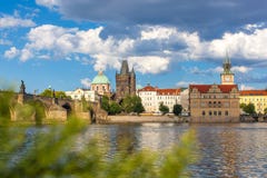 Prague Tjeckien, Charles Bridge över den Vltava floden som skeppet seglar på Royaltyfri Foto Prague Tjeckien, Charles Bridge över den Vltava floden som skeppet seglar på Royaltyfri Foto