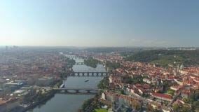 PRAGUE TJECKIEN - MAJ, 2019: Flyg- pamoramasurrsikt av stadsmitten, cityscape av Prague arkivfilmer PRAGUE TJECKIEN - MAJ, 2019: Flyg- pamoramasurrsikt av stadsmitten, cityscape av Prague arkivfilmer