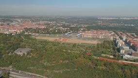 PRAGUE TJECKIEN - MAJ, 2019: Flyg- pamoramasurrsikt av stadsmitten, cityscape av Prague lager videofilmer PRAGUE TJECKIEN - MAJ, 2019: Flyg- pamoramasurrsikt av stadsmitten, cityscape av Prague lager videofilmer
