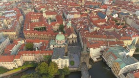 PRAGUE TJECKIEN - MAJ, 2019: Flyg- pamoramasurrsikt av stadsmitten, cityscape av Prague lager videofilmer PRAGUE TJECKIEN - MAJ, 2019: Flyg- pamoramasurrsikt av stadsmitten, cityscape av Prague lager videofilmer