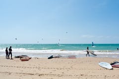 Praia da rota e surfistas do papagaio, Andalucia, Espanha imagem de stock royalty free Praia da rota e surfistas do papagaio, Andalucia, Espanha imagem de stock royalty free