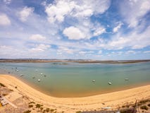 Praia-De Faro, Algarve, Portugal Vogelperspektive auf K?ste von Ozean und von Strand Boote auf Wasser, Brummenansicht stockfotografie Praia-De Faro, Algarve, Portugal Vogelperspektive auf K?ste von Ozean und von Strand Boote auf Wasser, Brummenansicht stockfotografie