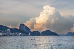 Praia de Leme e de Copacabana em Rio de janeiro que negligencia o naco de açúcar no por do sol imagem de stock royalty free Praia de Leme e de Copacabana em Rio de janeiro que negligencia o naco de açúcar no por do sol imagem de stock royalty free