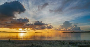 Praia e mar tropicais do lapso de tempo no nascer do sol Céu dramático colorido no crepúsculo Conceito romântico da paixão I video estoque Praia e mar tropicais do lapso de tempo no nascer do sol Céu dramático colorido no crepúsculo Conceito romântico da paixão I video estoque