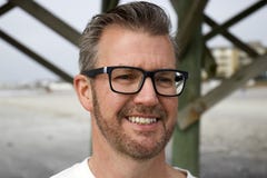 Praia South Carolina do insensatez, o 17 de fevereiro de 2018 - tiro principal do homem branco com a barba aparada curto e cabelo foto de stock Praia South Carolina do insensatez, o 17 de fevereiro de 2018 - tiro principal do homem branco com a barba aparada curto e cabelo foto de stock