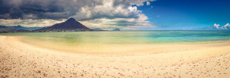 Praia tropical de Sandy Paisagem bonita Panorama imagem de stock Praia tropical de Sandy Paisagem bonita Panorama imagem de stock